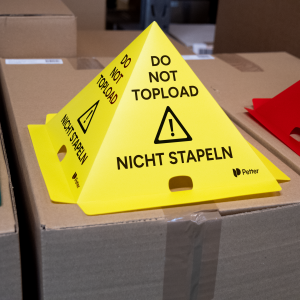 Staplingsstopp pyramid med varningstext
